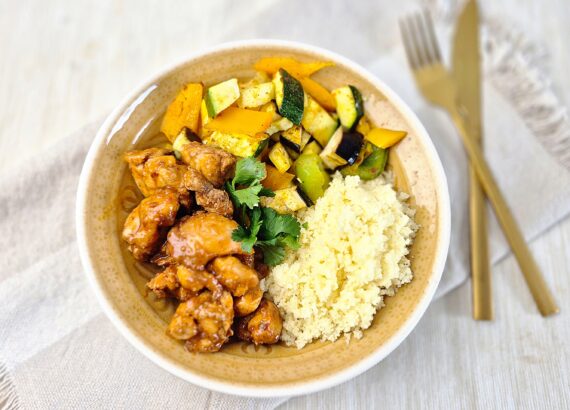 Kip harissa met geroosterde groenten en couscous