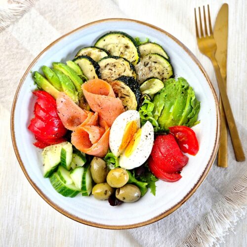 Salade met gerookte zalm, gegrilde courgette en avocado