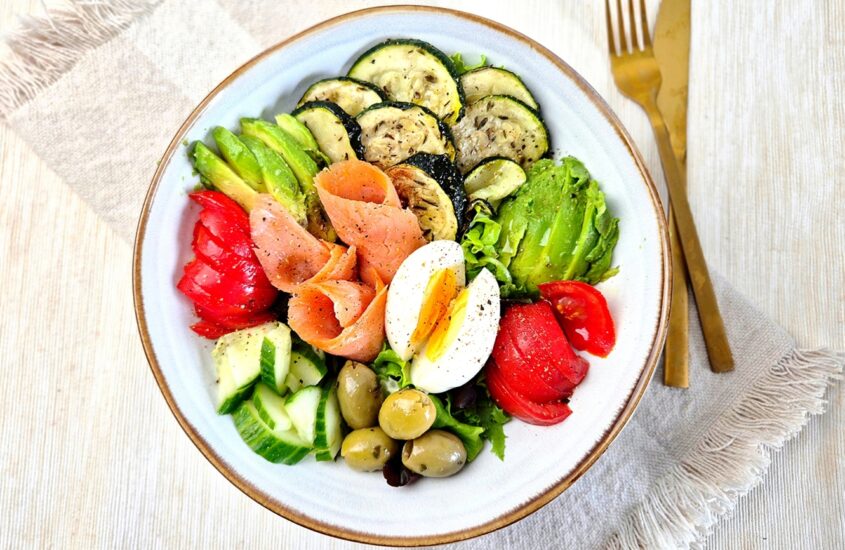 Salade met gerookte zalm, gegrilde courgette en avocado