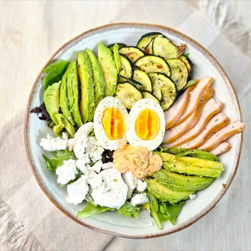 Salade met gerookte kip, avocado en courgette