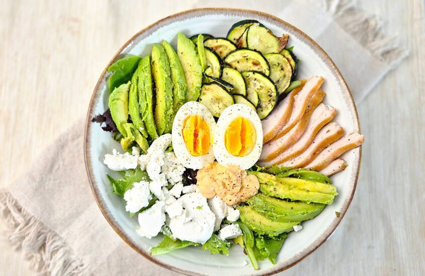 Salade met gerookte kip, avocado en courgette