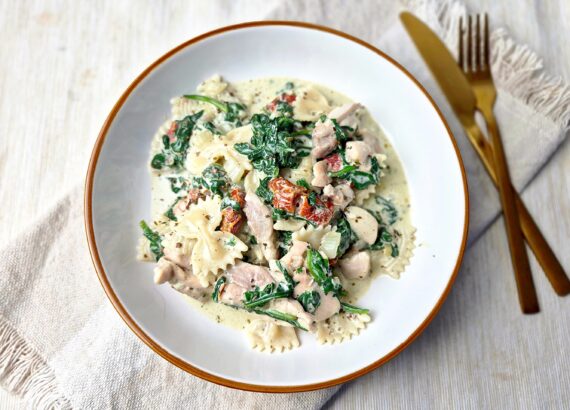 Pasta met kip, spinazie en roomsaus