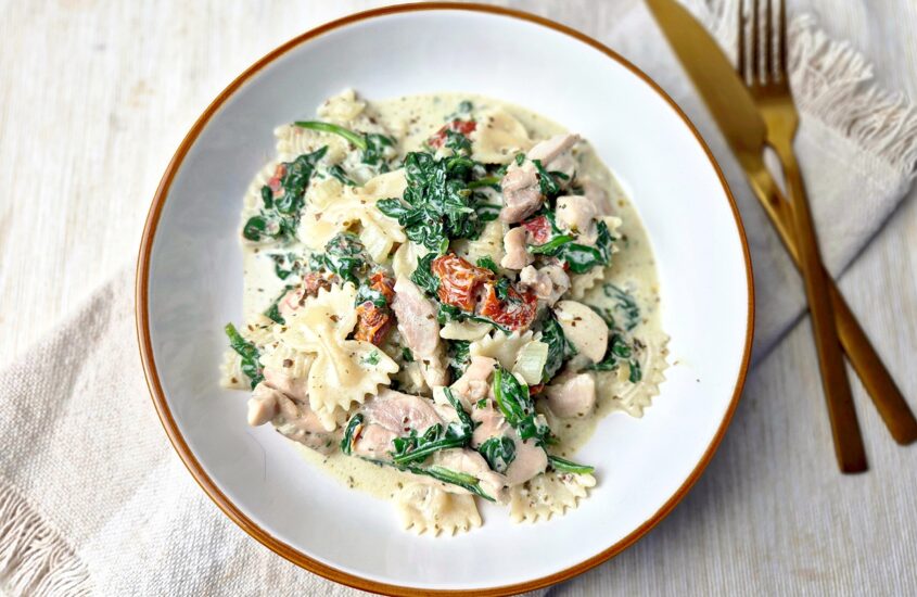 Pasta met kip, spinazie en roomsaus