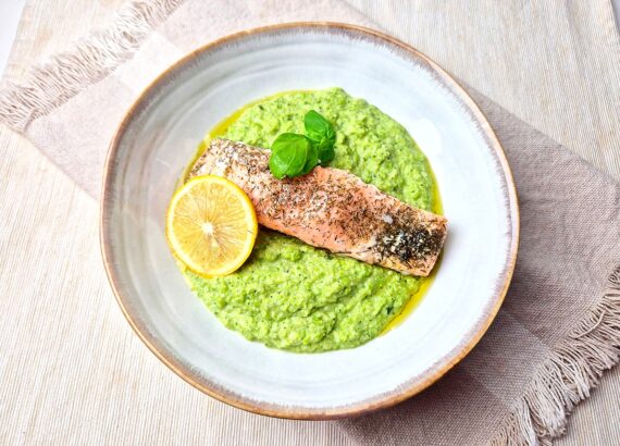 Doperwten- broccolipuree en zalm