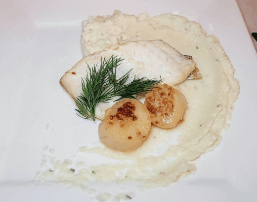 Bloemkoolmousseline met dorade en coquilles