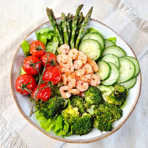 Salade met broccoli, asperges en garnalen