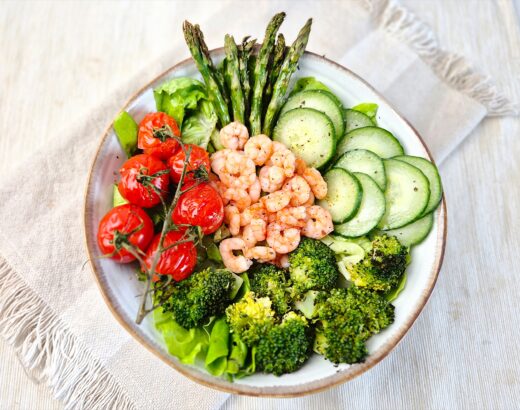 Salade met broccoli, asperges en garnalen
