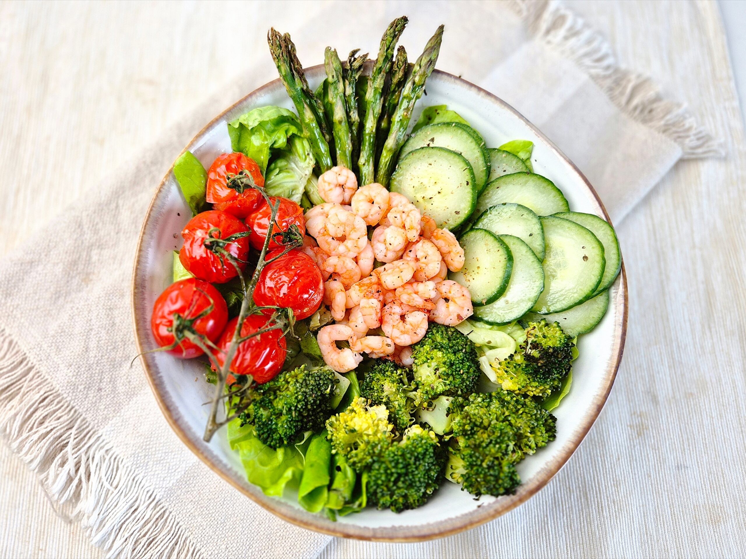 Salade met broccoli, asperges en garnalen