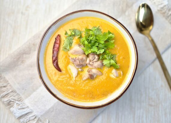 Thaise gele currysoep met wortel en paprika