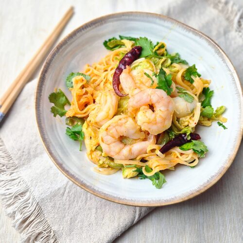 Rijstnoedels met garnalen en Thaise rode curry