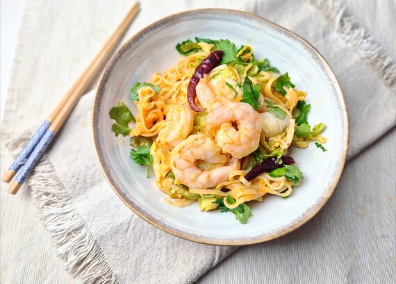 Rijstnoedels met garnalen en Thaise rode curry