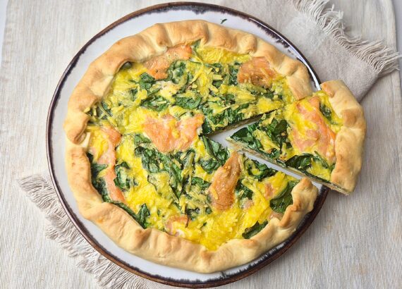 Quiche met gerookte zalm en spinazie