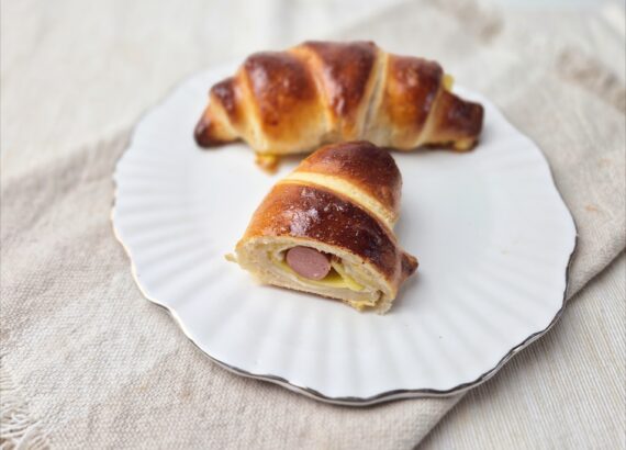 Croissant met kaas en knakworst
