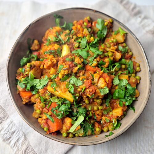 Indiase groentecurry met bloemkool en doperwten