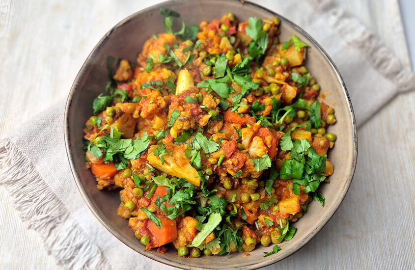 Indiase groentecurry met bloemkool en doperwten