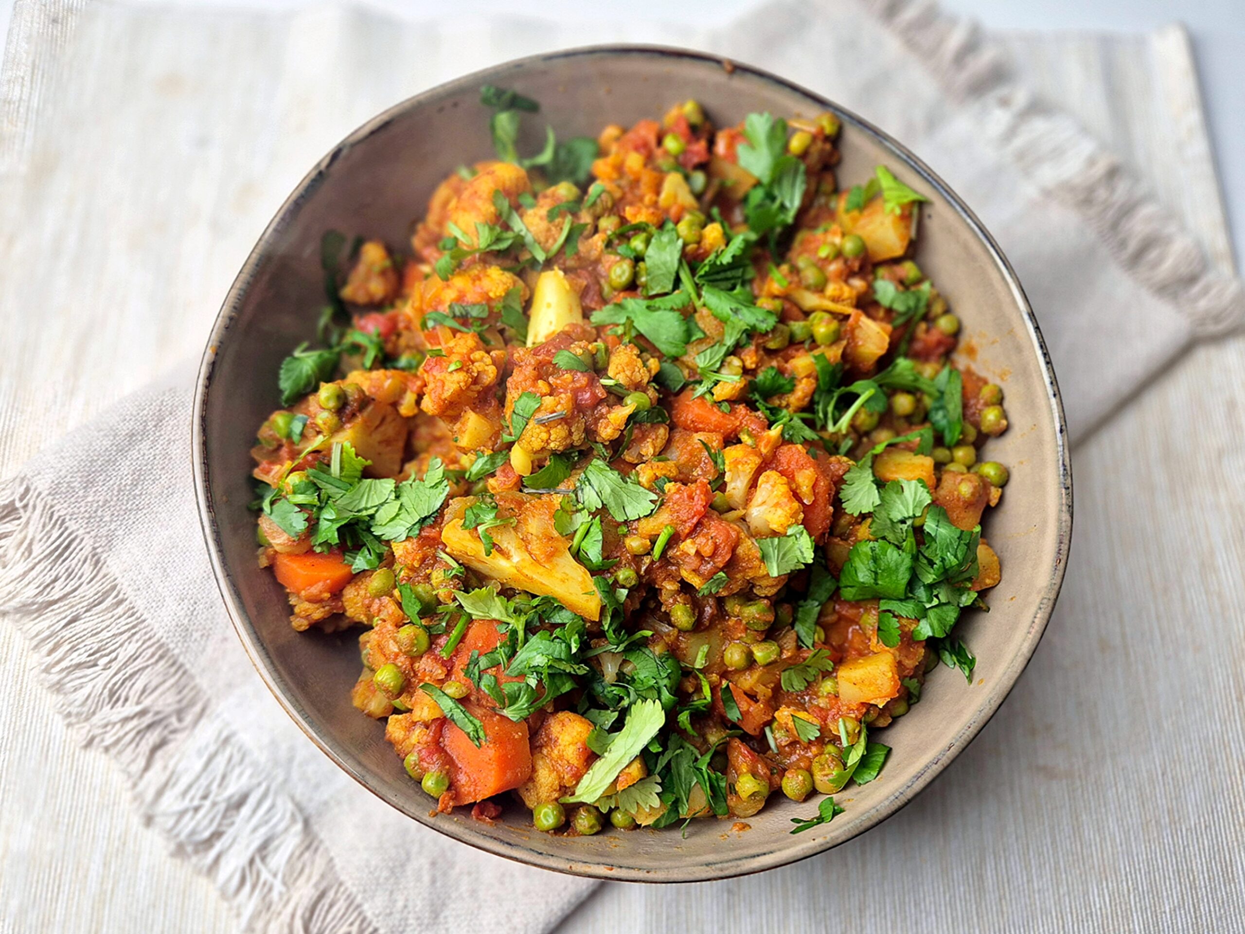 Indiase groentecurry met bloemkool en doperwten