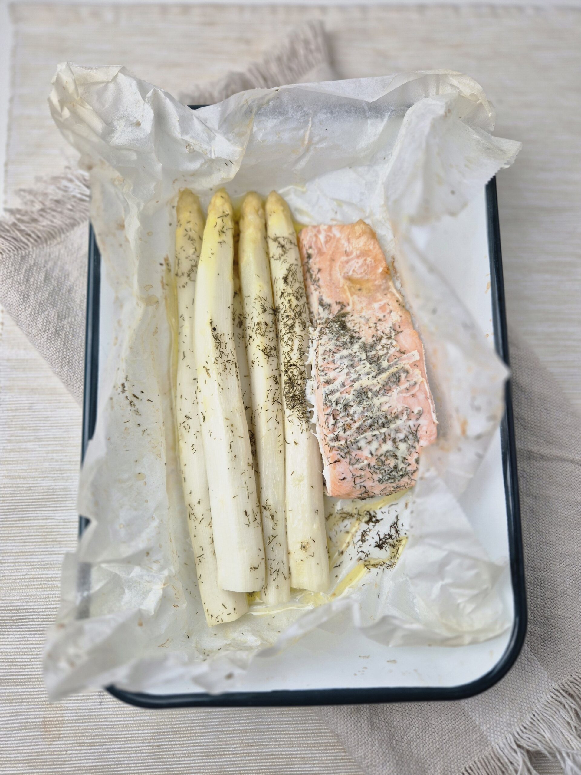 Witte asperges met zalm in papillot