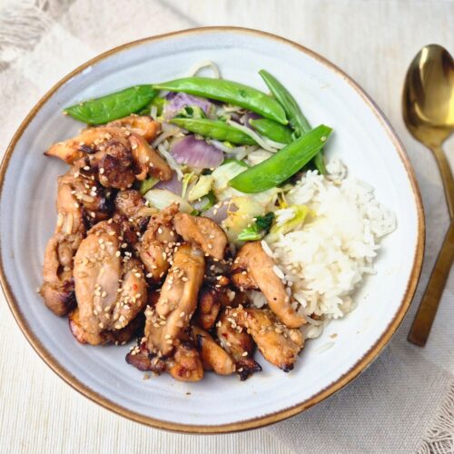 Sticky kip met honing en crispy chili oil