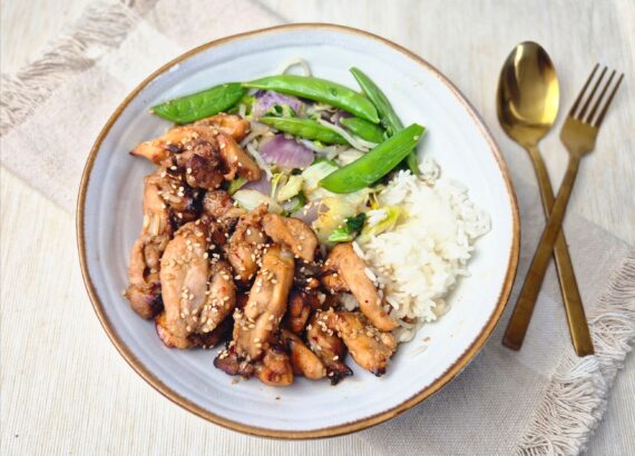 Sticky kip met honing en crispy chili oil