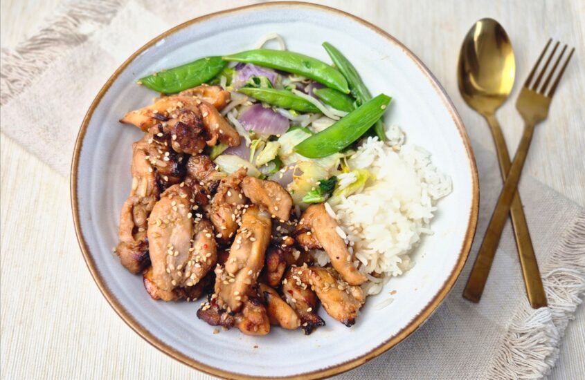 Sticky kip met honing en crispy chili oil