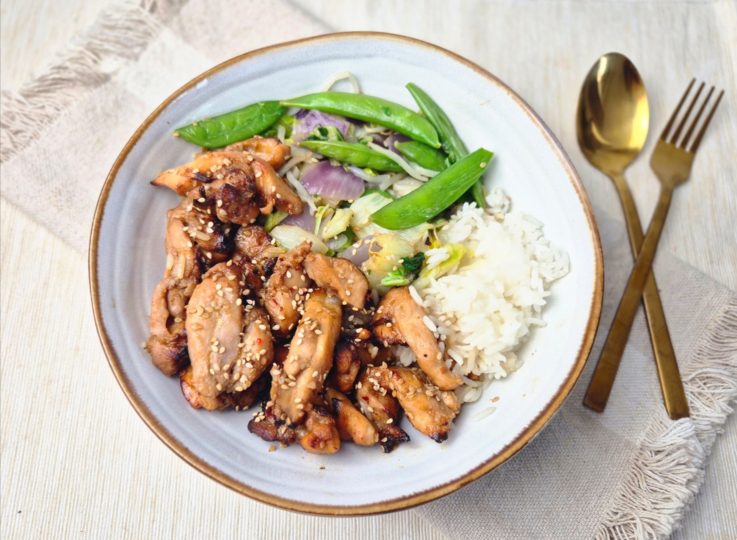 Sticky kip met honing en crispy chili oil