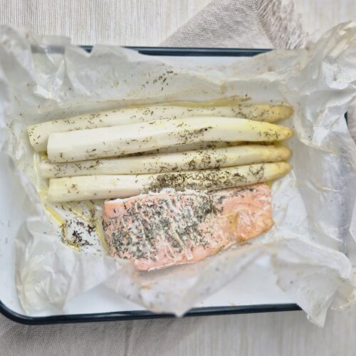 Witte asperges met zalm in papillot