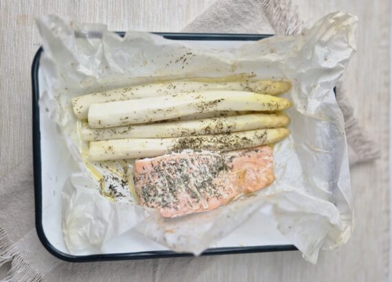 Witte asperges met zalm in papillot