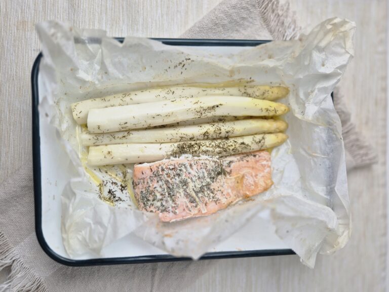 Witte asperges met zalm in papillot