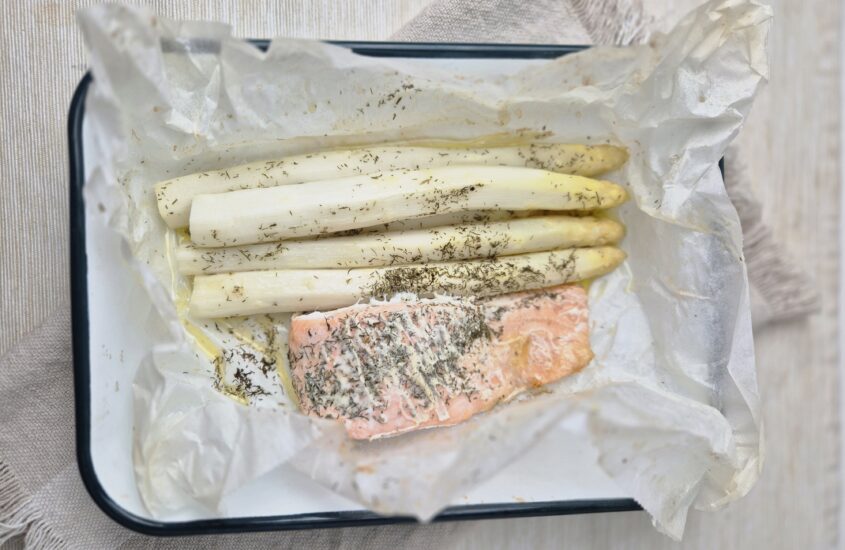 Witte asperges met zalm in papillot