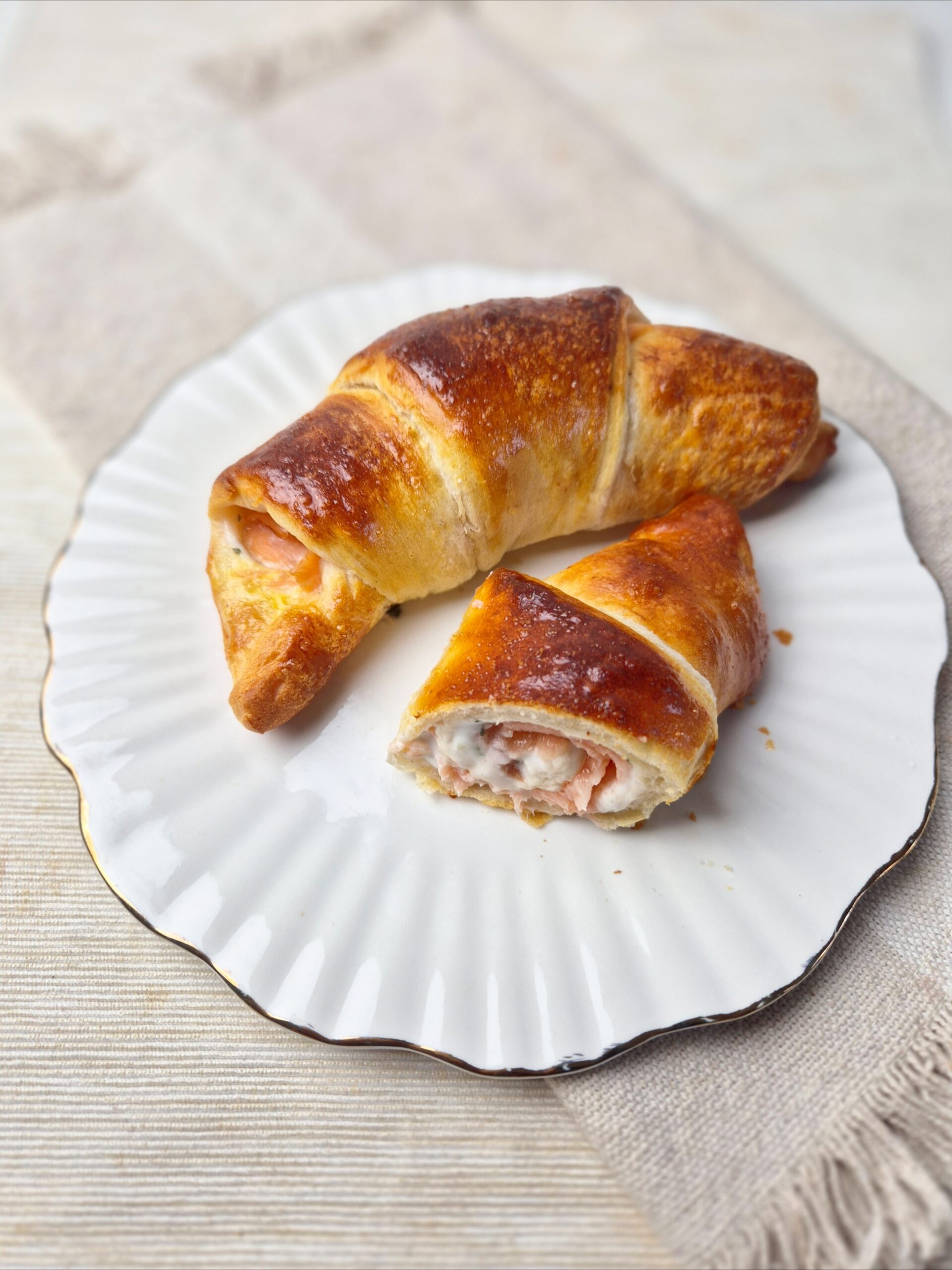 Croissant met gerookte zalm en roomkaas