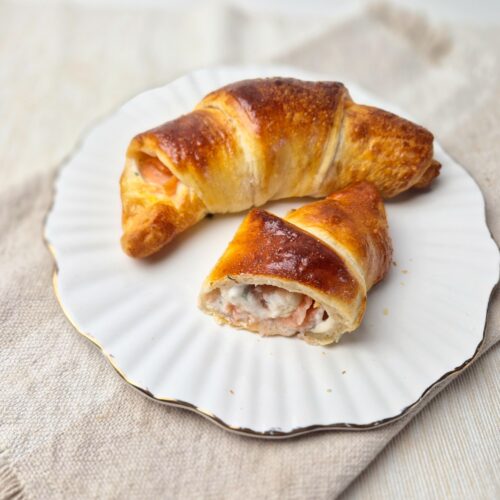 Croissant met gerookte zalm en roomkaas