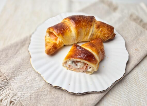Croissant met gerookte zalm en roomkaas