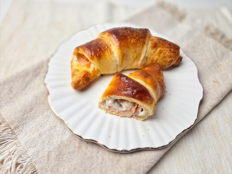 Croissant met gerookte zalm en roomkaas