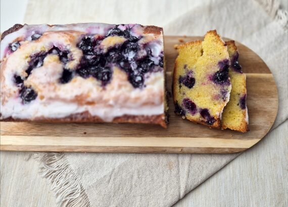 blauwe bessencake met citroen en amandel