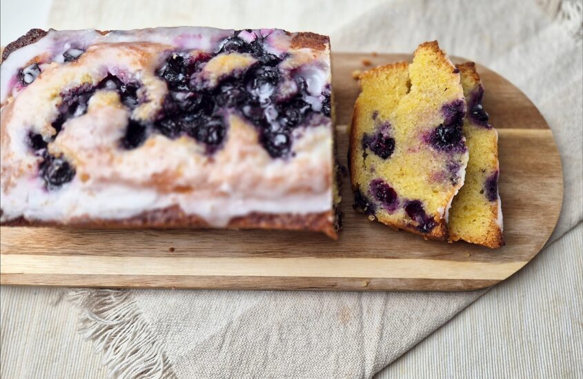 Blauwe bessencake met citroen en amandel