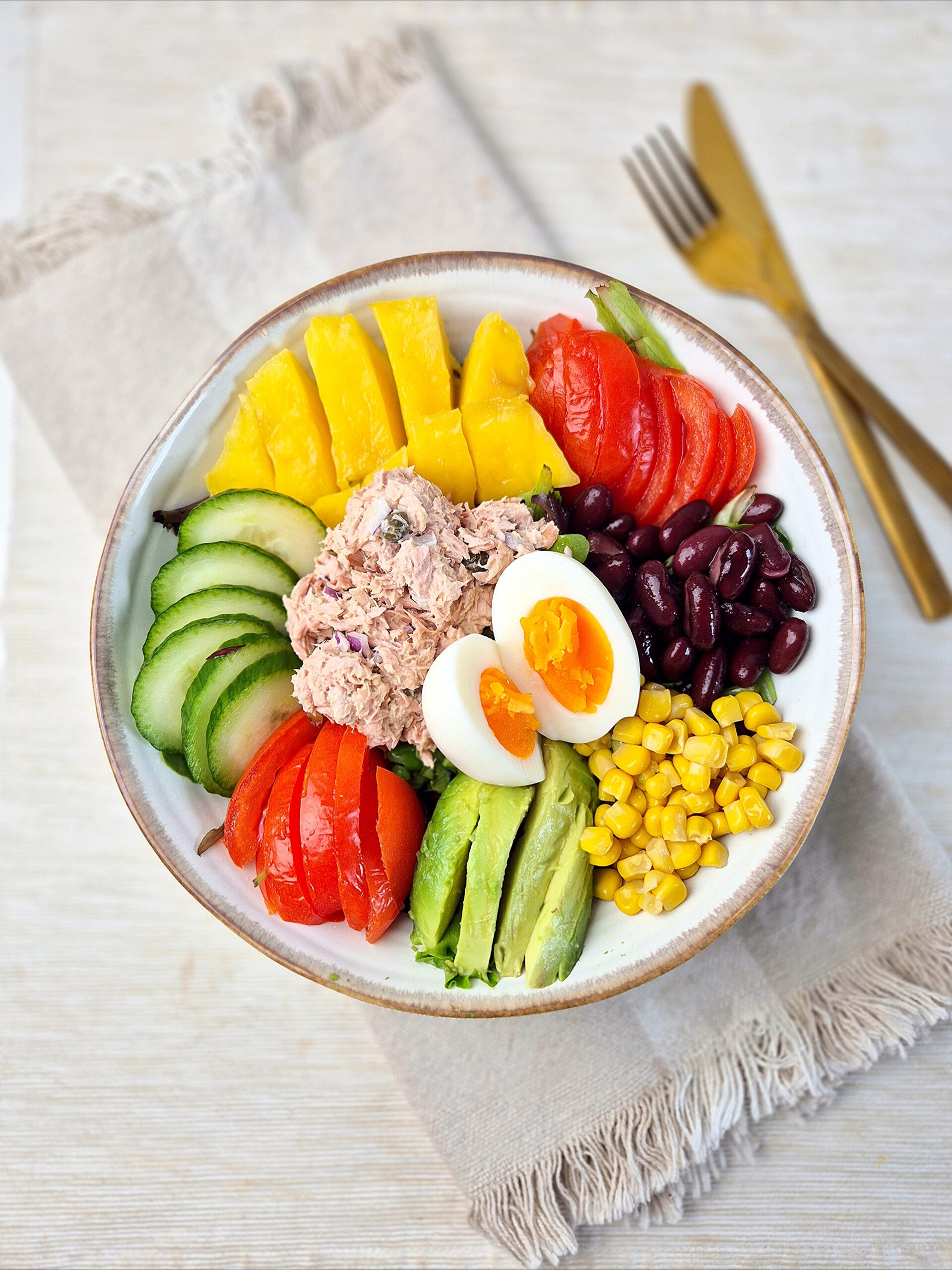 Zomerse salade met tonijn en mango