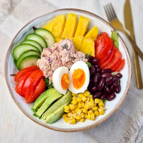 Zomerse salade met tonijn en mango