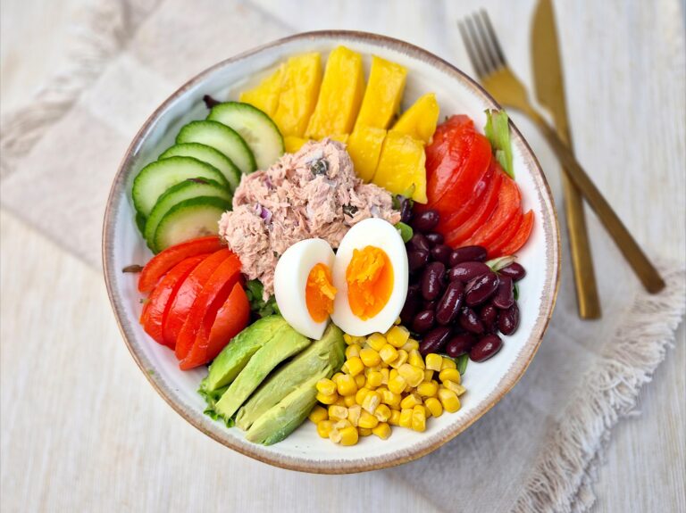 Zomerse salade met tonijn en mango