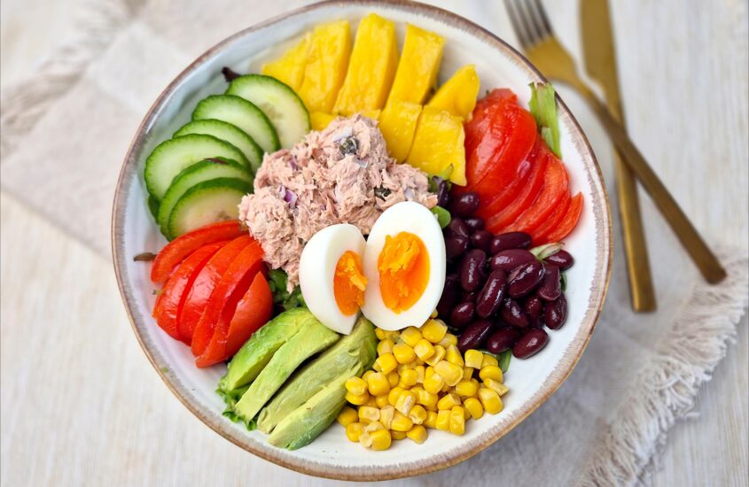 Zomerse salade met tonijn en mango