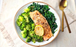 Oosterse zalm in sojasaus met broccoli en spinazie