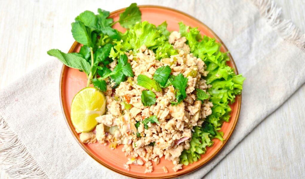 Laab Gai, salade met kipgehakt, citroengras en munt