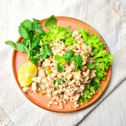 Laab Gai, salade met kipgehakt, citroengras en munt