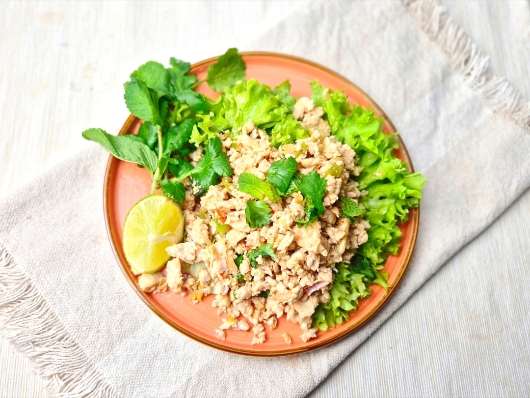 Laab Gai, salade met kipgehakt, citroengras en munt