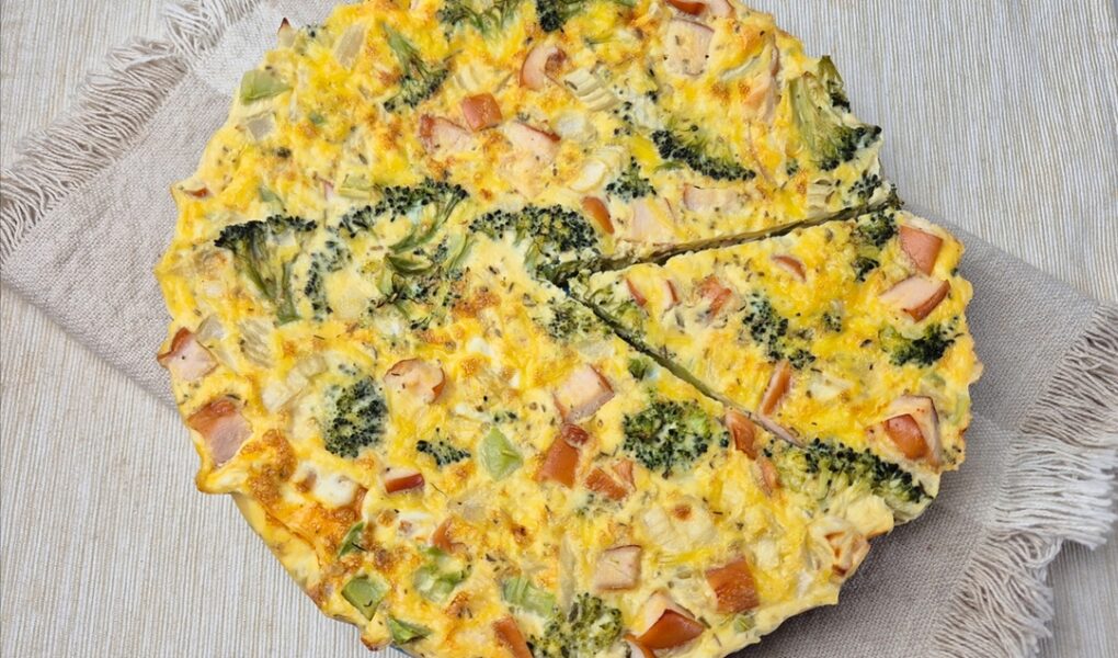 Frittata met broccoli en gerookte kip