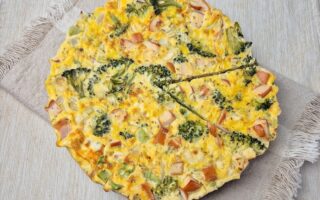 Frittata met broccoli en gerookte kip