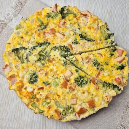 Frittata met broccoli en gerookte kip