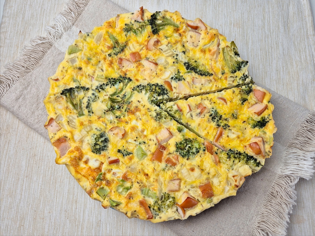 Frittata met broccoli en gerookte kip
