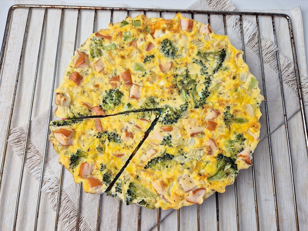 Frittata met broccoli en gerookte kip