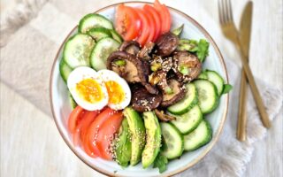 Salade met teriyaki paddenstoelen