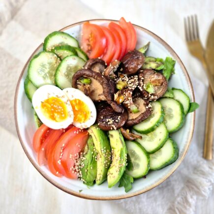 Salade met teriyaki paddenstoelen